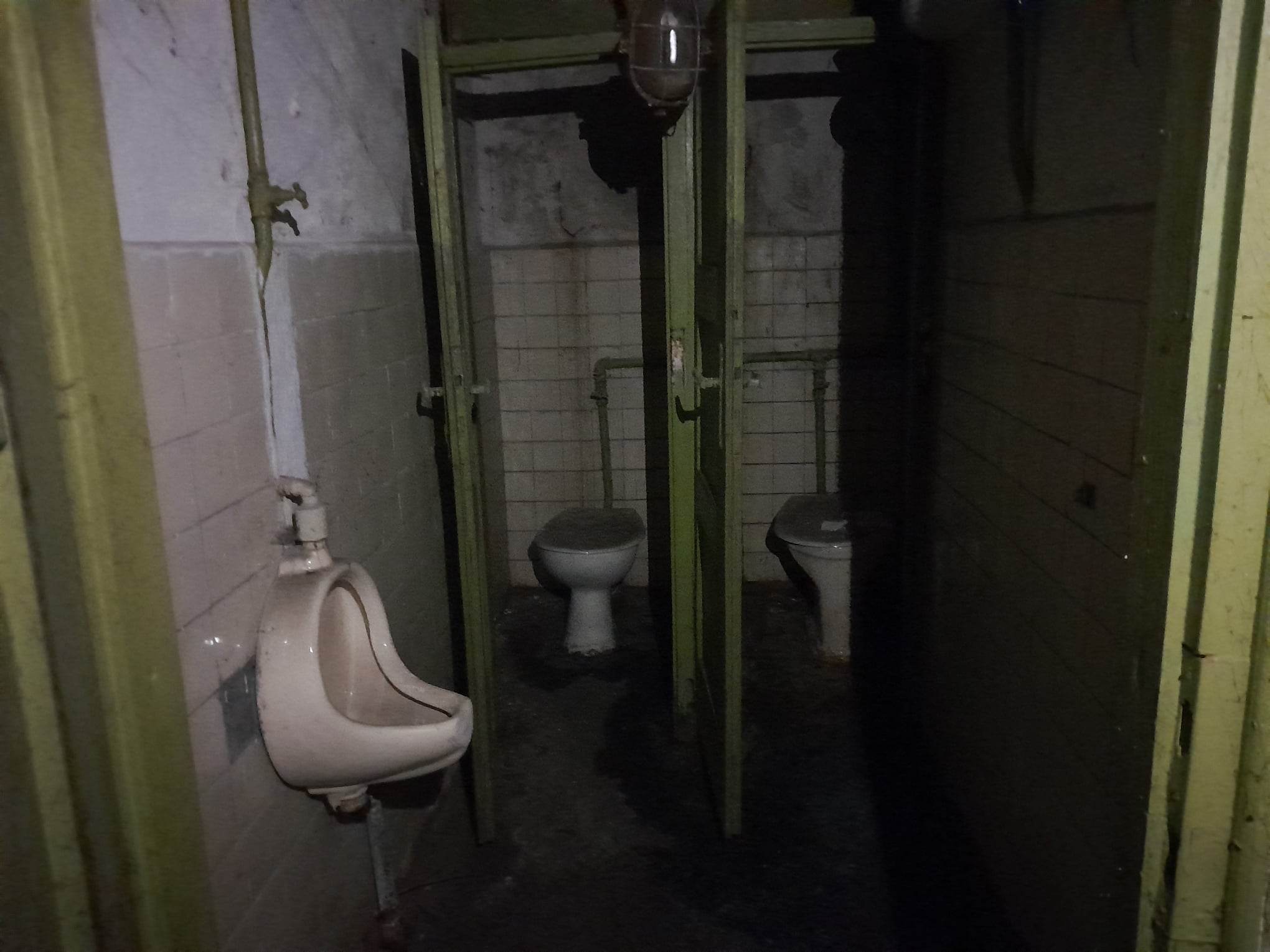 dwie toalety schronowe